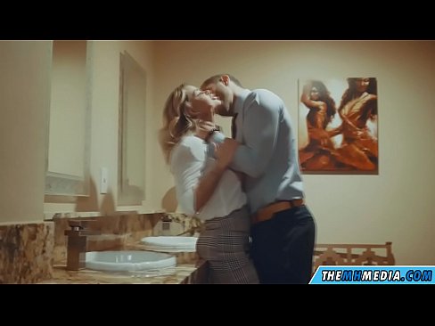 ❤️ Cuando una rubia tetona te seduce en un baño público ❤ Video de sexo en es.aircoolershop.top ❌️